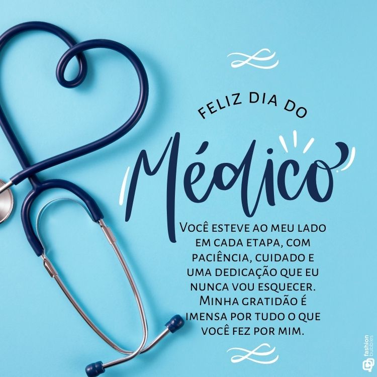 A imagem comemora o Dia do Médico com a frase "Feliz Dia do Médico" em destaque no centro, com a palavra "Médico" escrita em uma fonte cursiva. Abaixo, há uma mensagem de agradecimento: "Você esteve ao meu lado em cada etapa, com paciência, cuidado e uma dedicação que eu nunca vou esquecer. Minha gratidão é imensa por tudo o que você fez por mim." À esquerda, um estetoscópio azul forma um coração, simbolizando o cuidado e a dedicação dos médicos. O fundo é azul claro, transmitindo serenidade, e no canto inferior direito está o logotipo "Fashion Bubbles".


