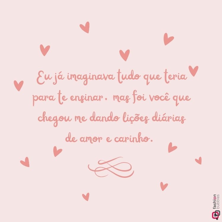 Fundo rosa claro com corações espalhados em tonalidade suave. Texto central em rosa diz: "Eu já imaginava tudo que teria para te ensinar, mas foi você que chegou me dando lições diárias de amor e carinho."