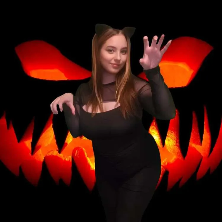 Menina fantasiada de gata-preta para o Halloween, usando tiara de orelhas de gato simples, em fundo com cara de abóbora má
