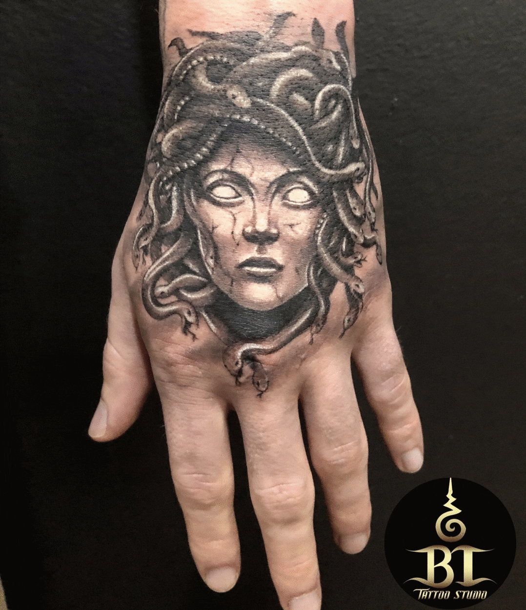 tatuagem de medusa na mão