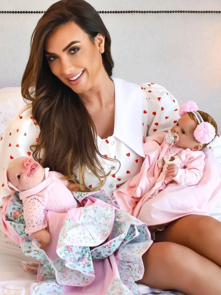 Nicole Bahls com porco reborn e bebê reborn 