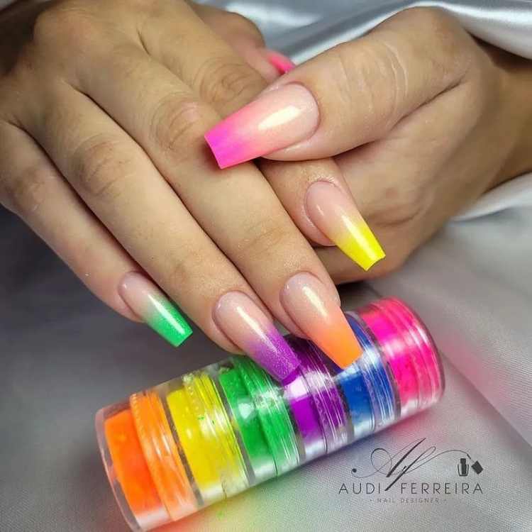 Unhas coloridas simples para o Carnaval.