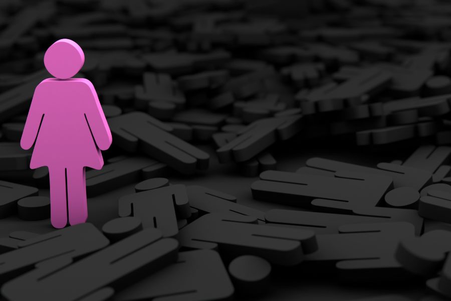 vários bonequinhos de homens espalhados no chão, com apenas uma bonequinha mulher levantada, mulher na política