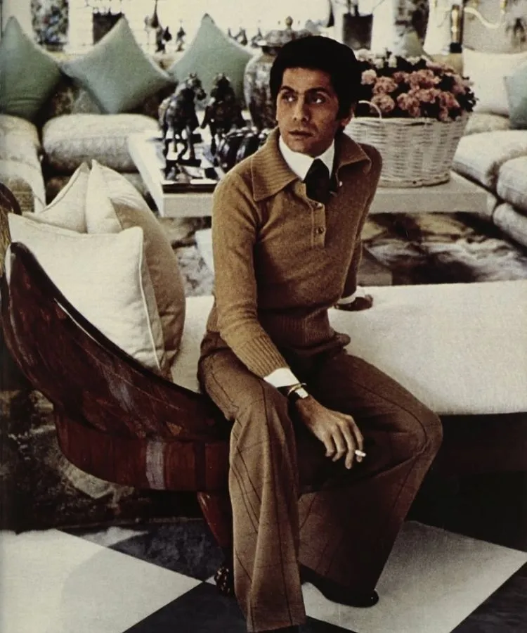 Foto do estilista italiano Valentino Garavani usando terno marrom em sua casa em Roma em 1977
