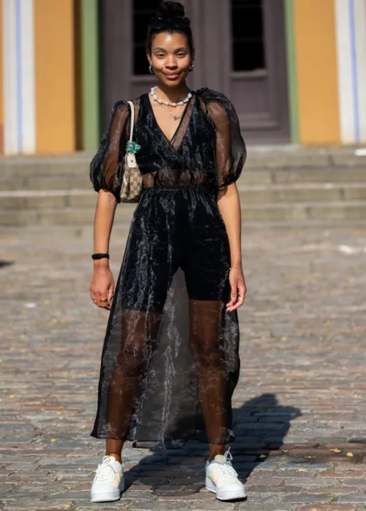 Vestido manga bufante transparente com bermuda ciclista.