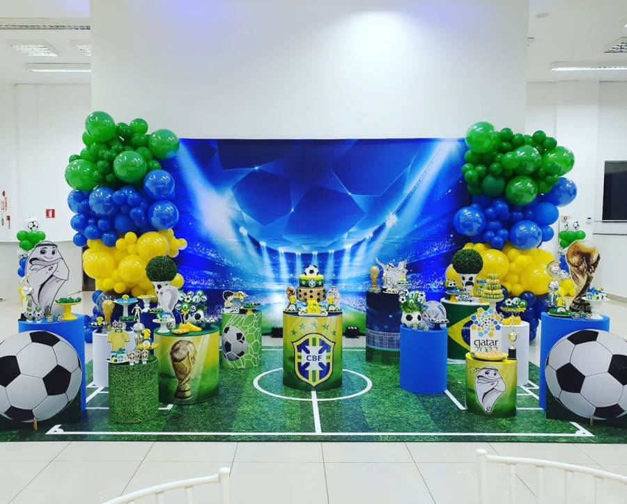 Decoração com mascote da Copa do Mundo 2022.