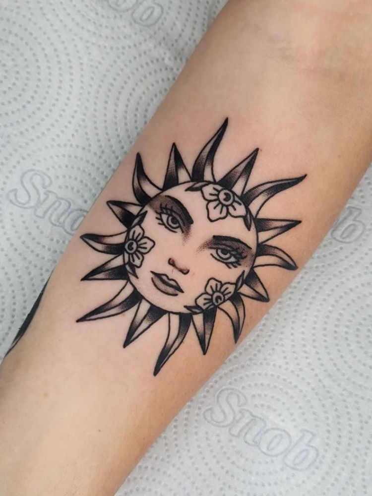 Foto de tatuagem do sol.
