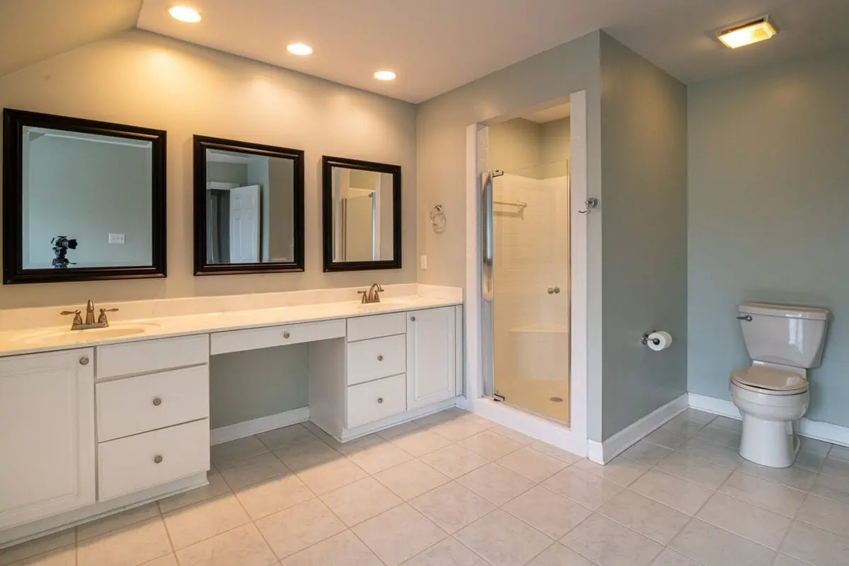 Banheiro branco de casal