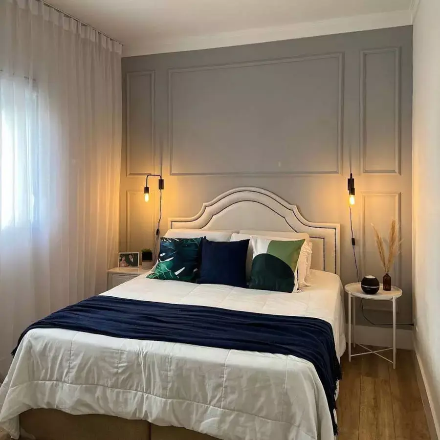 Quarto de casal com moldura boiserie.