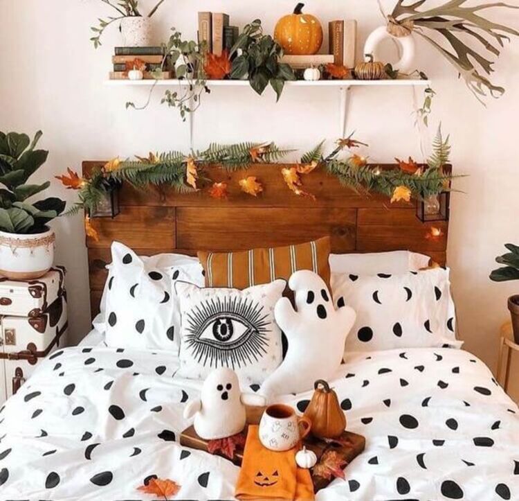 Decoração de quarto com folhas e galhos.