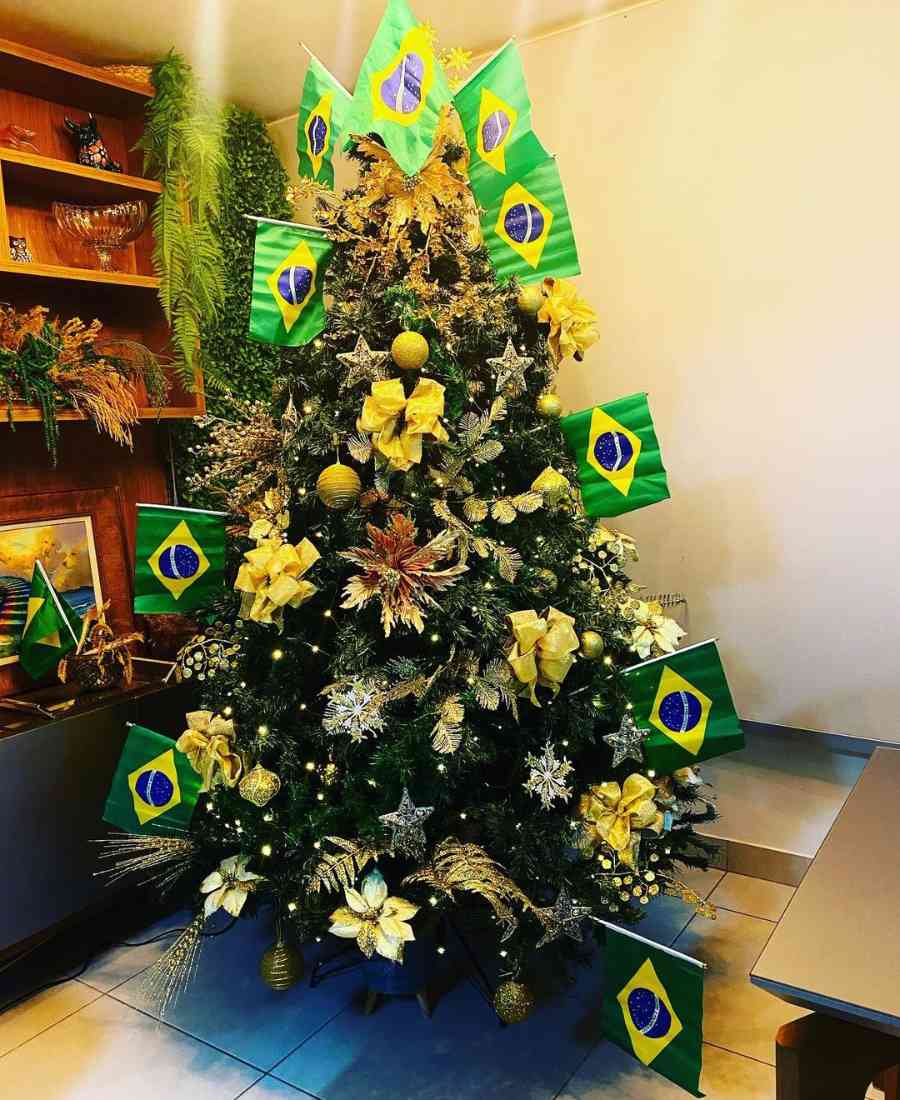 Imagem de árvore de Natal decorada com tema de Copa do Mundo.