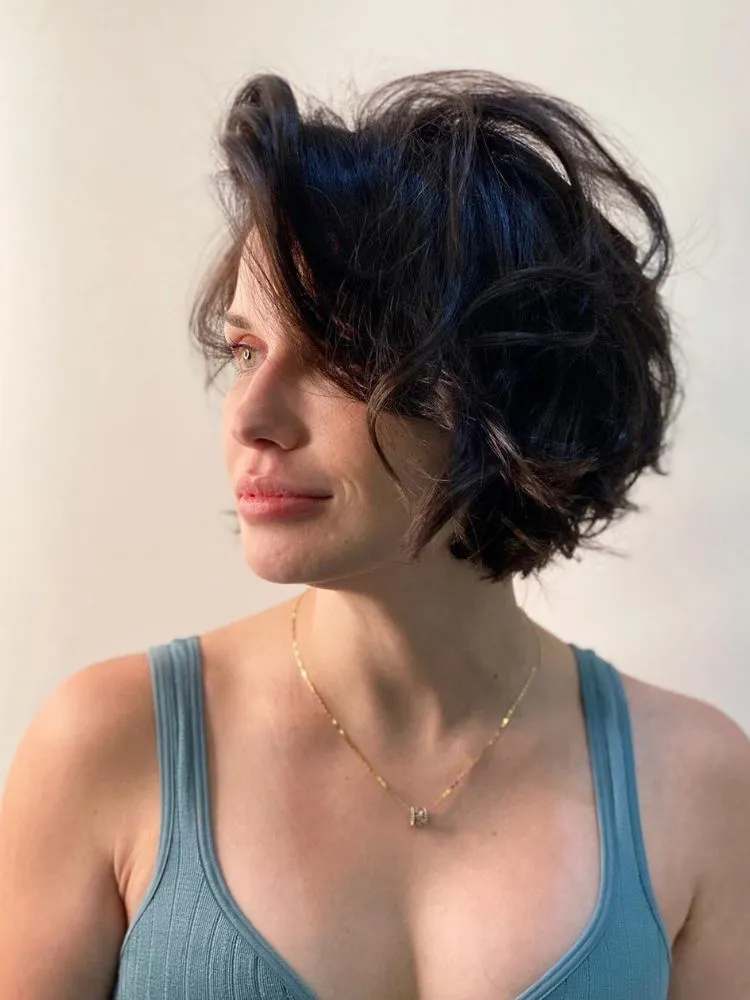 Mulher de perfil com chanel castanho repicado