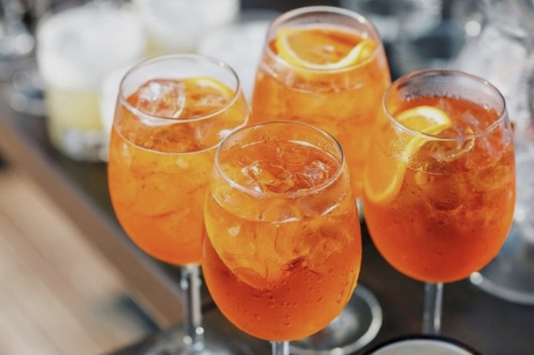 O Gin Tônica de Aperol é refrescante e é feito de Gin, Água Tônica e Aperol. Taças de Gin com Aperol