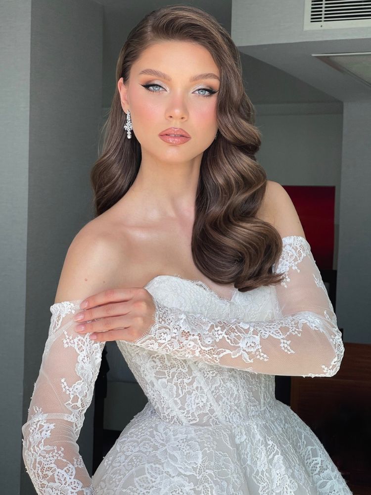 Mulher de pele clara de noiva com maquiagem natural e blush rosado 