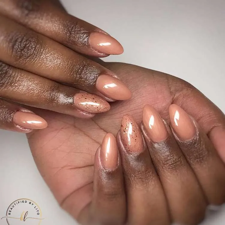 Unha amendoada decorada nas cores: bege brilhante + glitter dourado