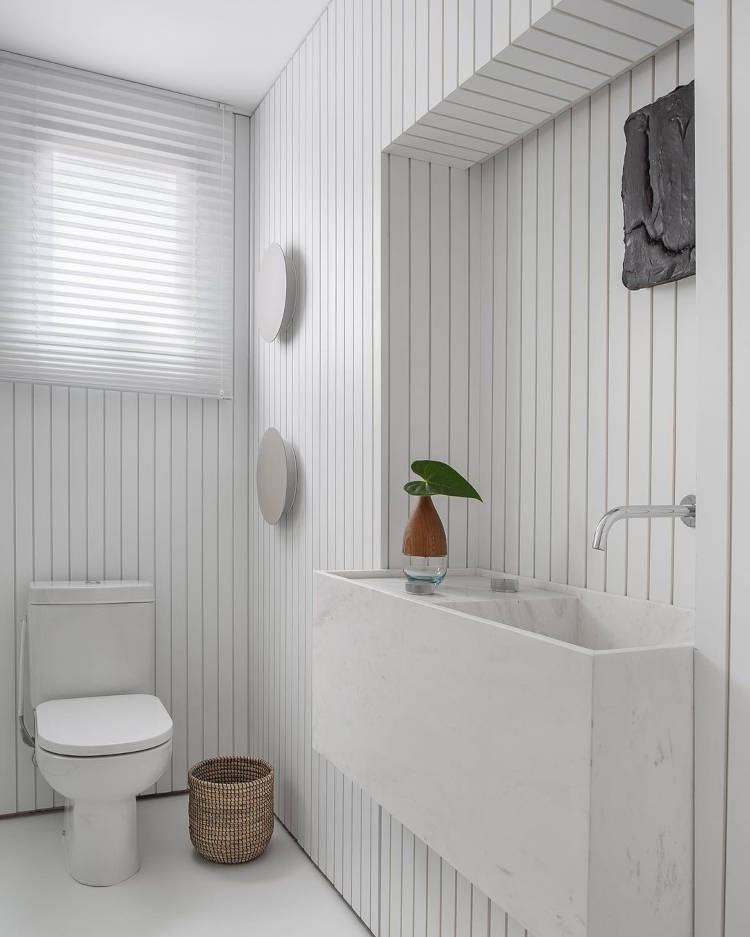 Lavabo com textura na parede.