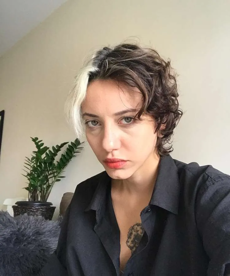 Corte repicado curto ondulado castanho e platinado