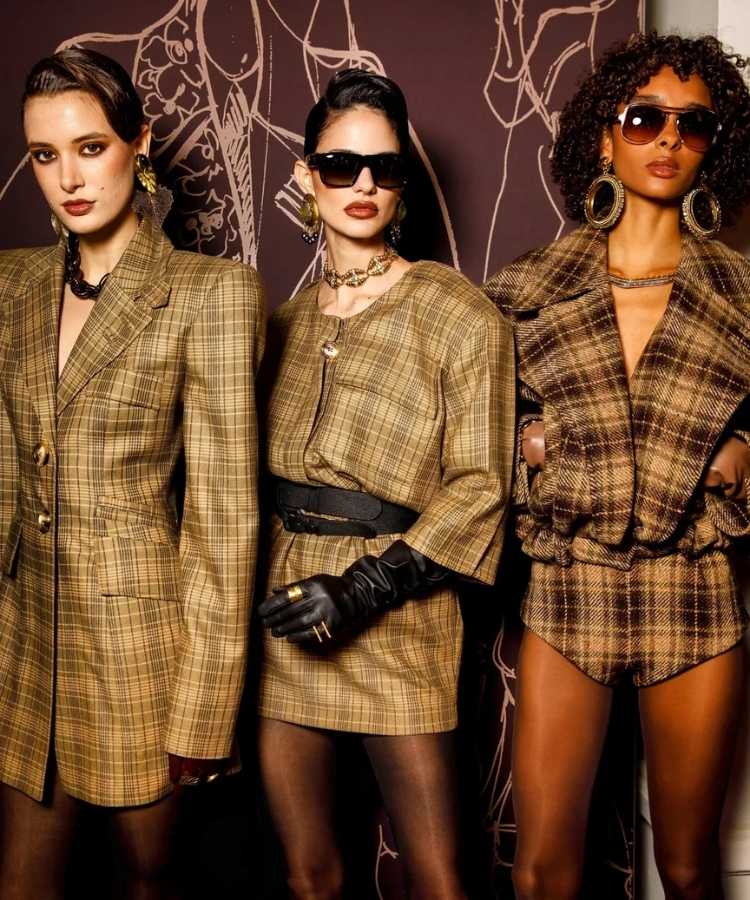 Foto de modelos usando look com estampa xadrez, uma das tendências da London Fashion Week Outono Inverno 2026