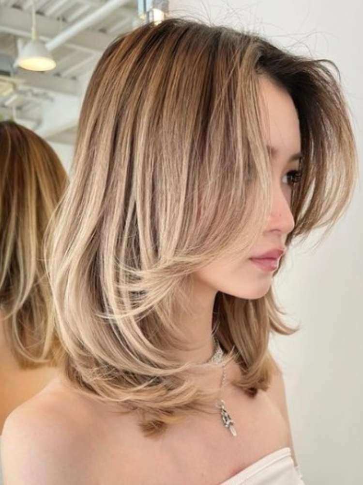 Mulher exibe corte de cabelo 2024