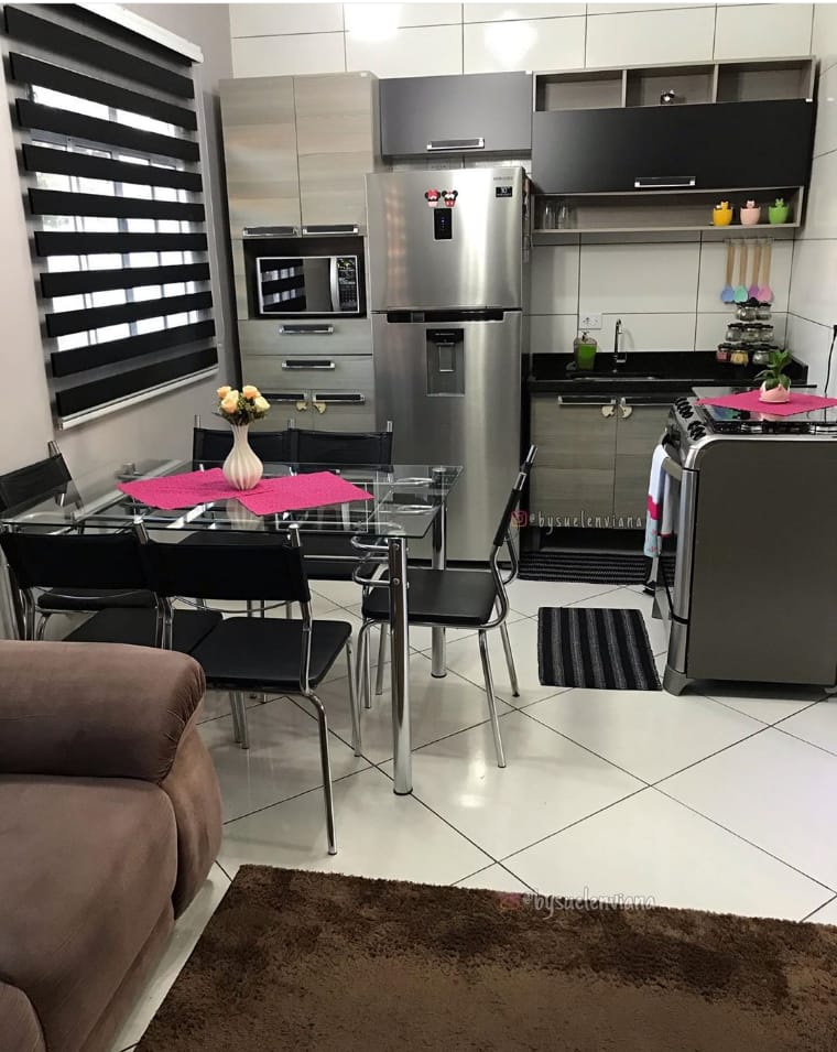 Ambiente pequeno com sala de jantar.