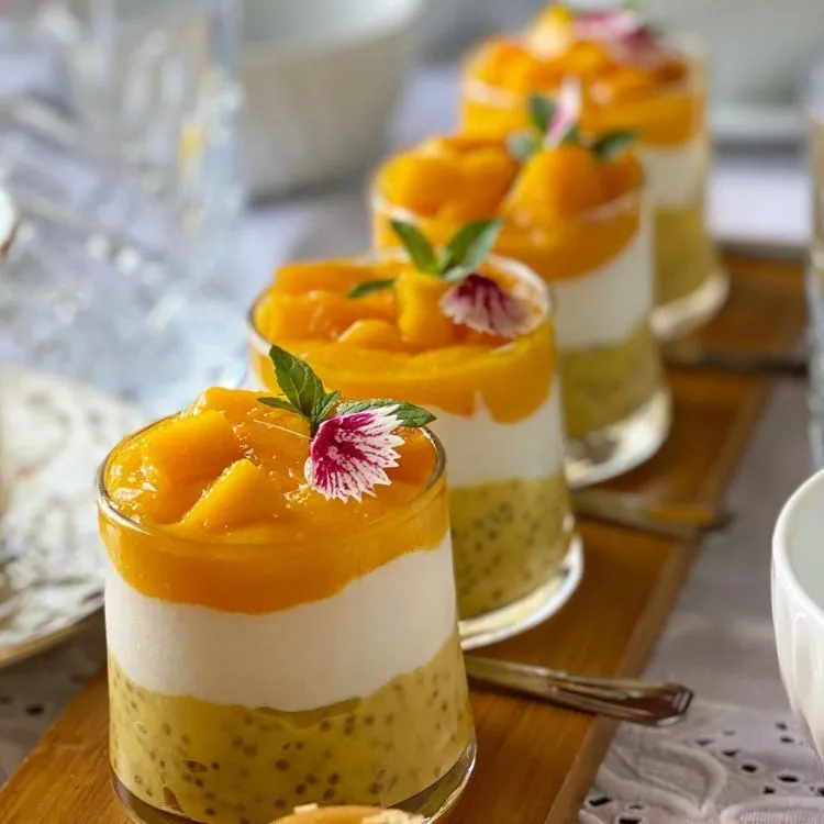 potinhos enfileirados com pudim de chia, purê de frutas e iogurte. Para uma opção mais saudável para a ceias de natal e ano novo