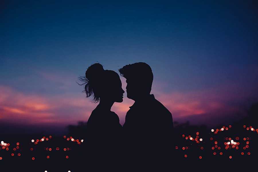 Casal apaixonado durante noite.