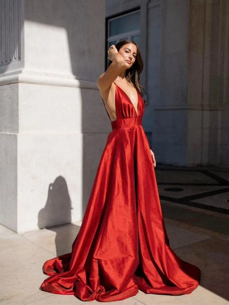 Mulher usando vestido de vermelho laranja para casamento