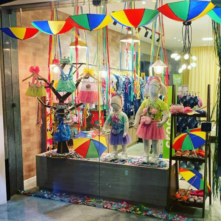Loja infantil enfeitada com guarda-chuva de frevo