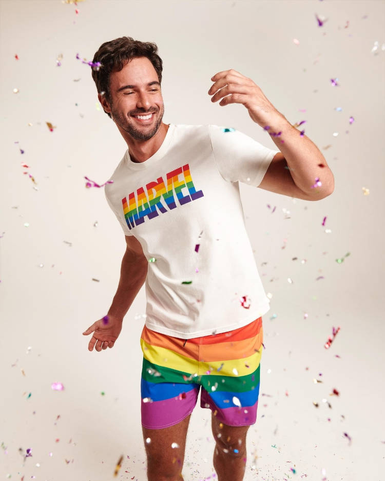 Camiseta da Marvel combinando com o short.