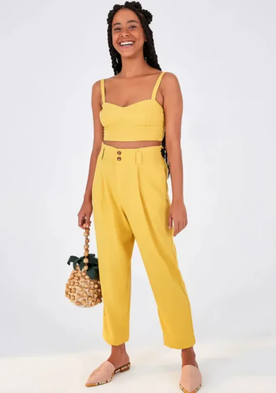 Cropped sem manga com calça alfaiataria amrelos