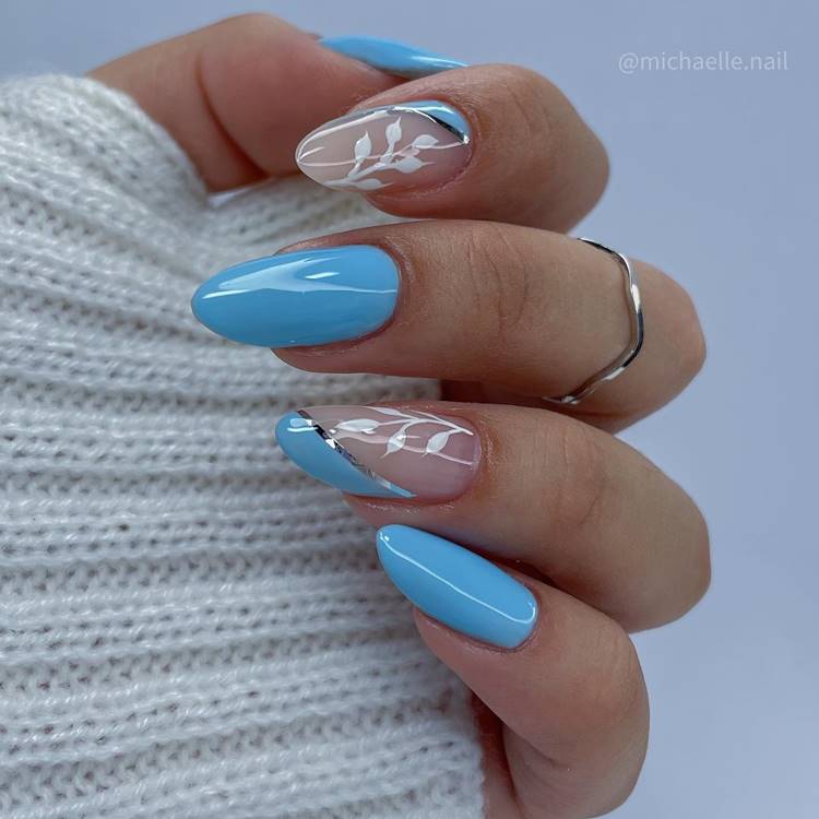 Unha amendoada azul-claro com folhas brancas