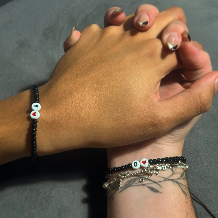 Lembracinha de Dia dos Namorados feita à mão: pulseiras com a inicial