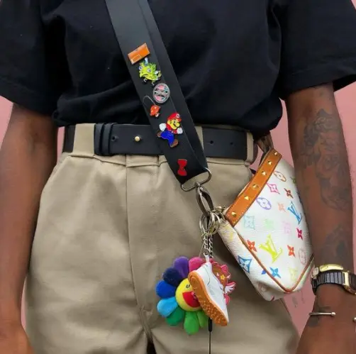 Bottom e chaveiros kidcore em bolsa Louis Vuitton