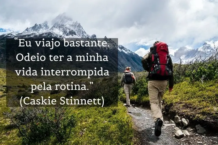 foto de casal fazendo uma trilha com citação sobre viagem ao lado