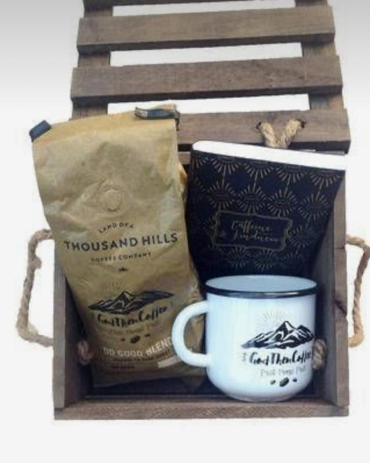 Cesta com embalagem de café e caneca