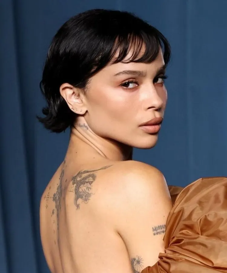 Foto do french bob de Zoe Kravitz, um dos cortes de cabelo curtinho que são tendência