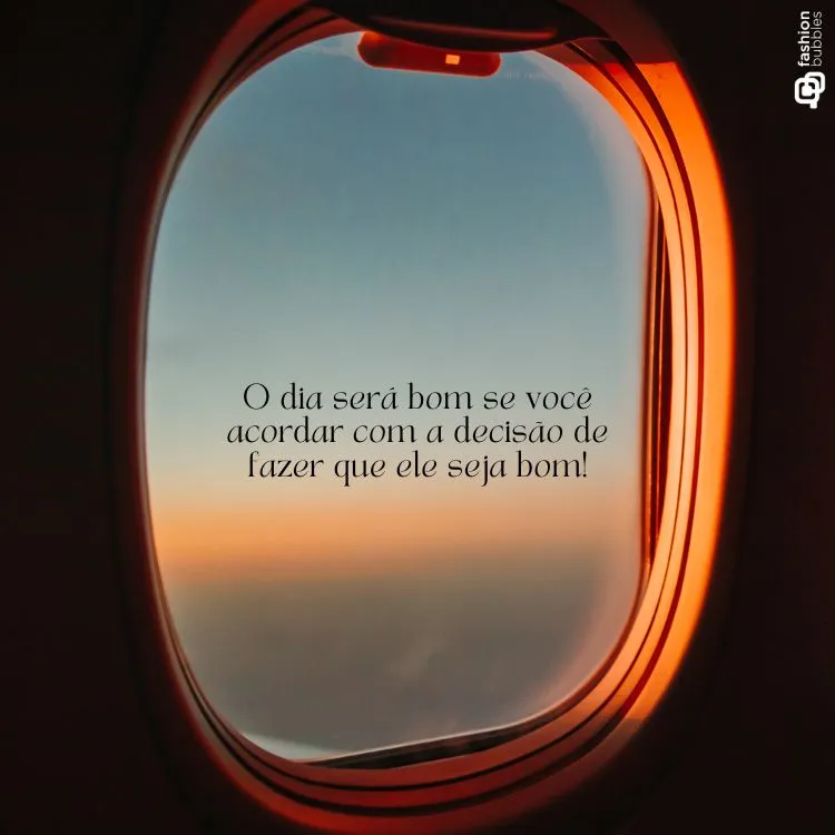 A vista de uma paisagem de céu e nuvens através da janela oval de um avião. A imagem transmite a sensação de viagem e liberdade, com uma frase sobre a decisão de ter um bom dia.