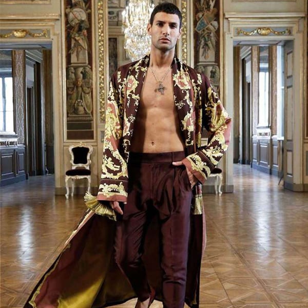 Modelo com kimono e calça de pijama vinho - Desfile DeG julho 2020 Modelo com kimono e calça de pijama vinho - Dolce & Gabbana Virtual