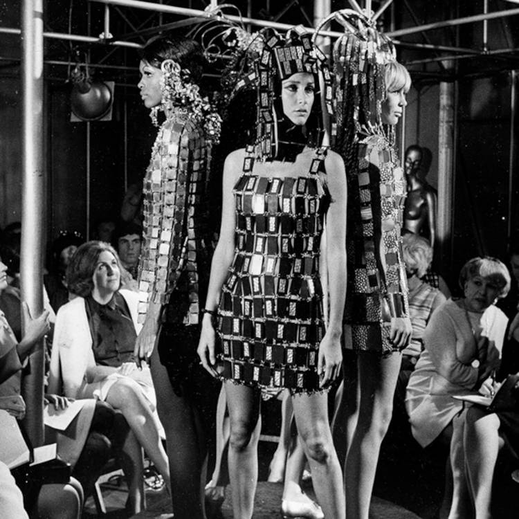 Desfile da primeira coleção de Paco Rabanne.