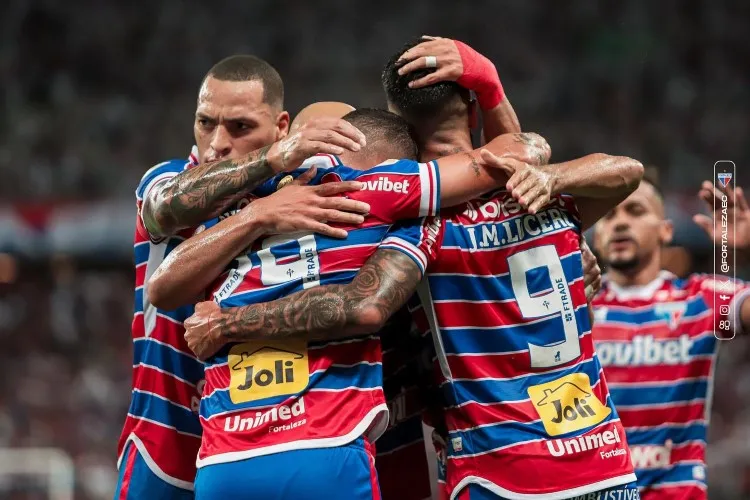 Parte do elenco do Fortaleza se abraçando e usando o primeiro uniforme.