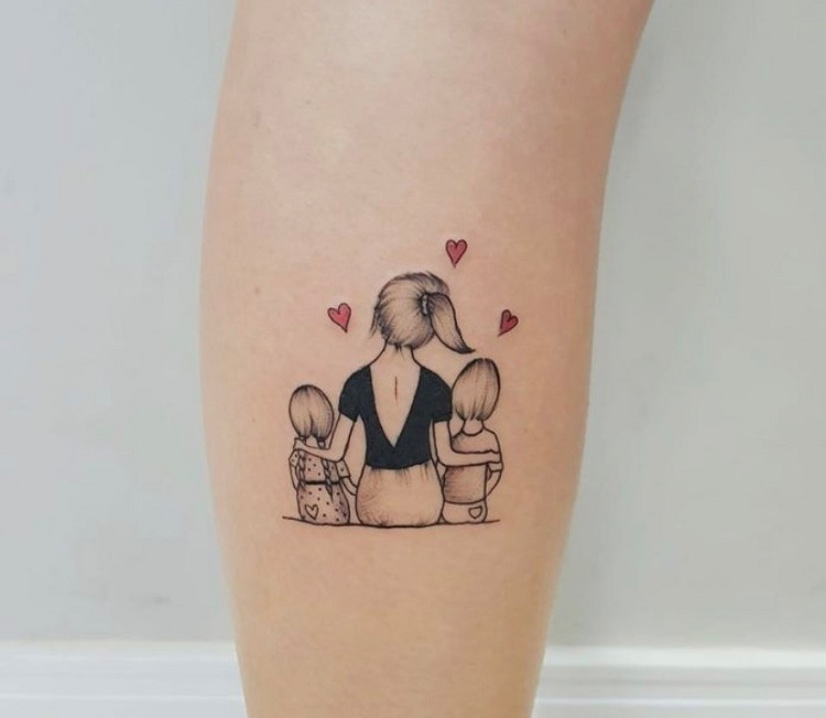 Tatuagem para mãe com dois filhos, formada por mulher de costas abraçadas com duas crianças e corações