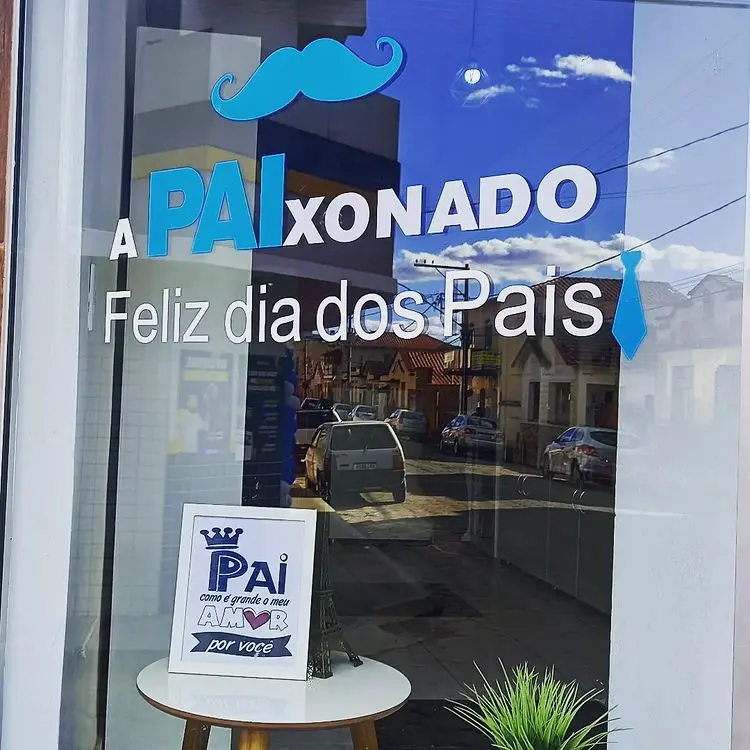 vitrine de loja com frase