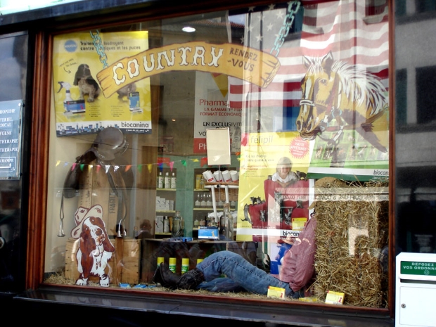Vitrine de loja country decorada de São João com feno