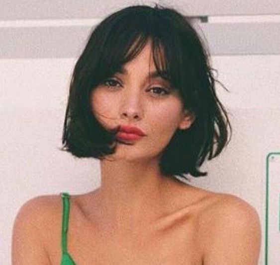 Corte cabelo curto com franja. Menina com regata verde de alcinha