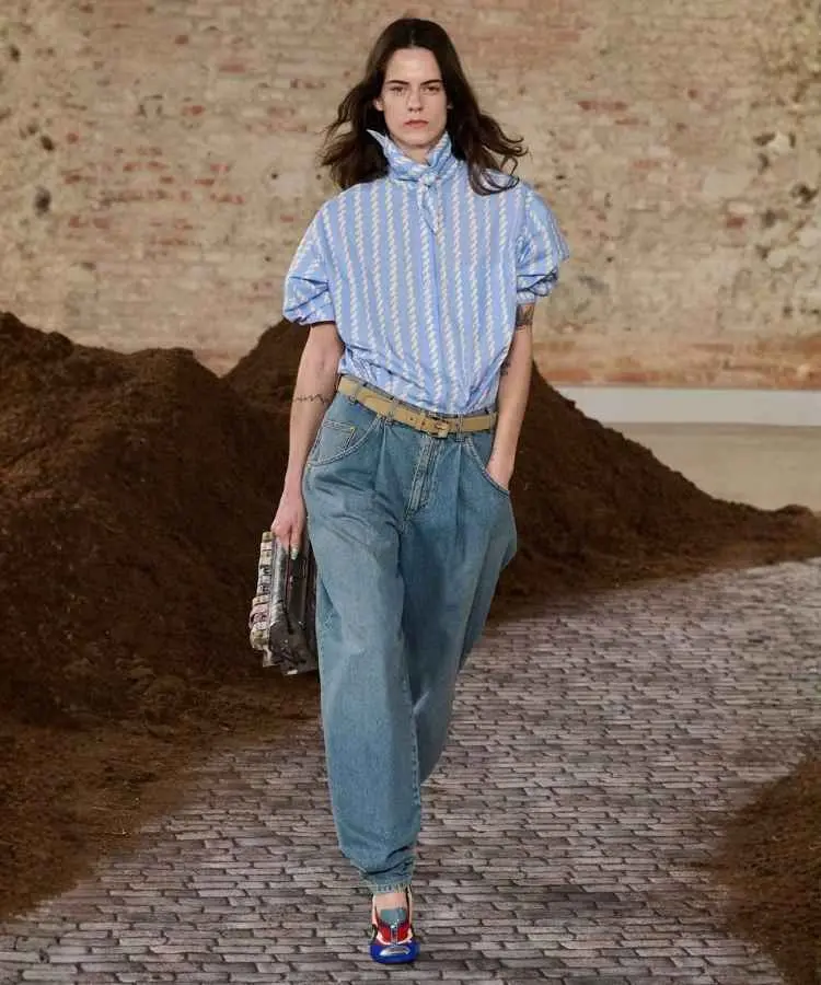Modelo usando calça balloon, uma das tendências da Semana de Moda de Milão Outono Inverno 2026