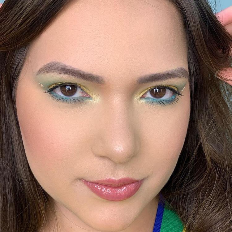 mulher com maquiagem do brasil nas cores da bandeira
