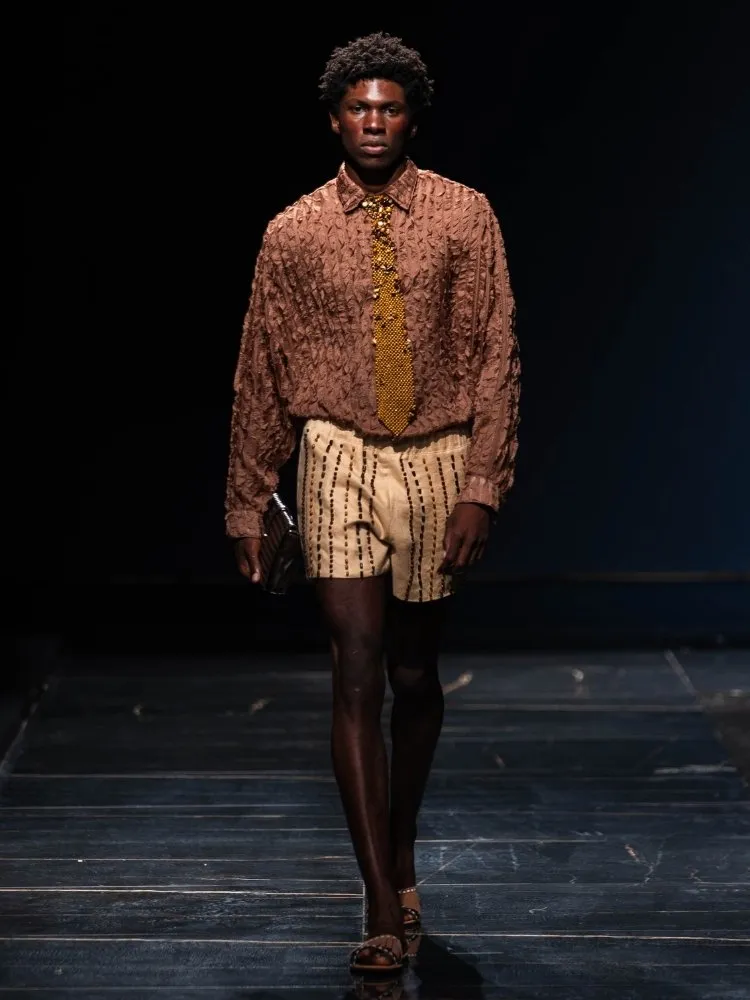 Modelo no desfile de Studio Orla, durante o último dia do DFB Festival 2026