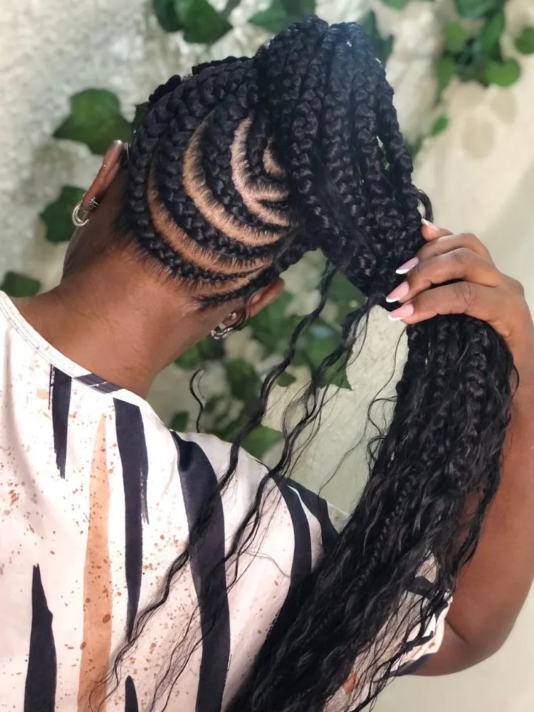 Mulher de pele negra de costas com trança nagô na nuca 