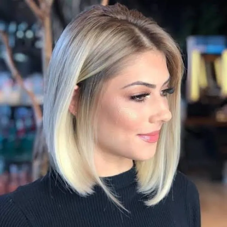 Mulher de pele clara com cabelo chanel loiro