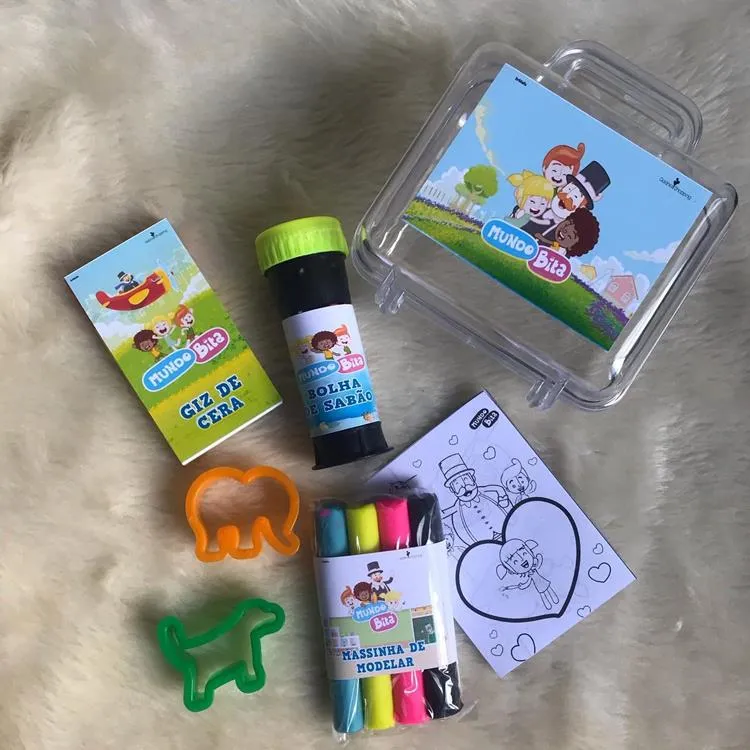 maletas de plástico com decoração Mundo Bita, dentro há brinquedos de colorir